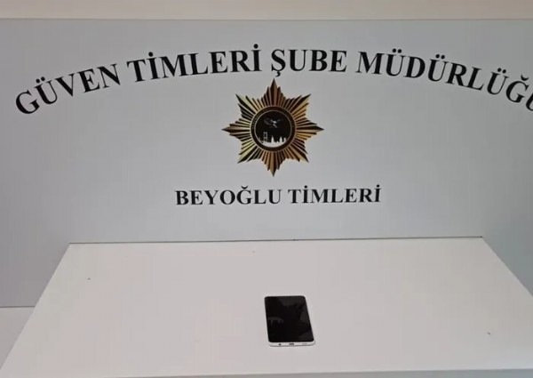 Beyoğlu'nda akılalmaz hırsızlık! Bankta uyuyan adamı gasp etti!